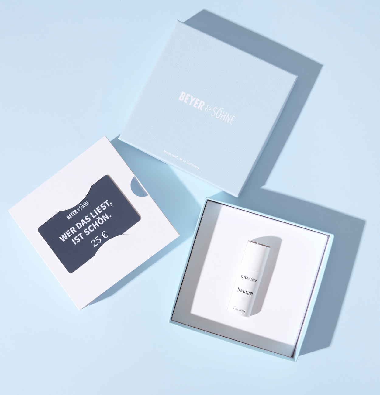 Geschenkbox von Beyer & Söhne mit Hautgel und Gutschein: Stilvolle, hellblaue Verpackung mit minimalistischem Design. Enthalten ist das beliebte Anti-Aging-Hautgel in einer luft- und lichtdichten Verpackung sowie ein 25-Euro-Gutschein mit der charmanten Botschaft: ‚Wer das liest, ist schön.‘ Perfekt als hochwertiges Geschenk für anspruchsvolle Hautpflege.